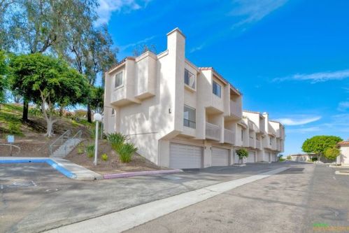 694 Ascot Dr, Vista, CA 92083-4205