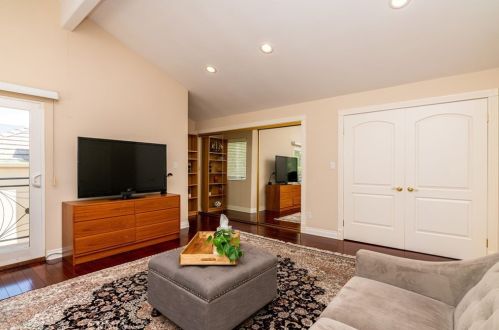 3217 Dora Verdugo Dr, Glendale CA  91208-1756 exterior