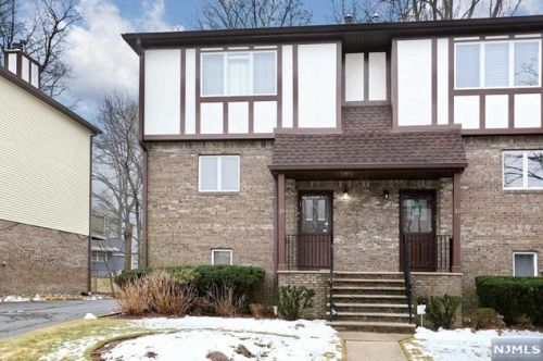 20 Canterbury Ln, N Milford, NJ 07646-3259