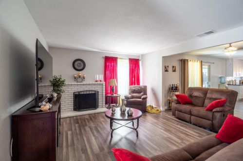 6875 Crest Ave, Riverside CA  92503-1162 exterior