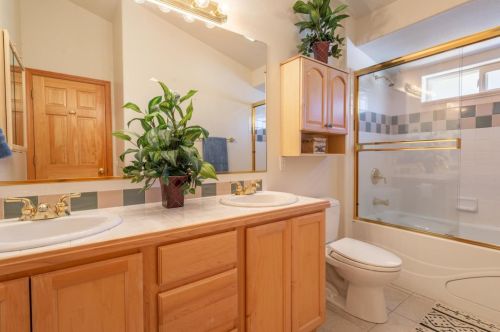 13610 Hillside Dr, Truckee CA  96161-6867 exterior