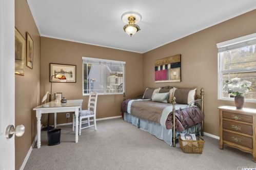 1048 Eilinita Ave, Glendale CA  91208-1130 exterior