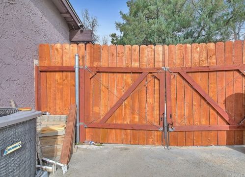 2742 Gleason Ct, Riverside CA  92506-4325 exterior