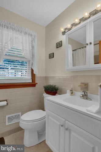 20 Lincoln Dr, Hanover PA 17331-4906 exterior