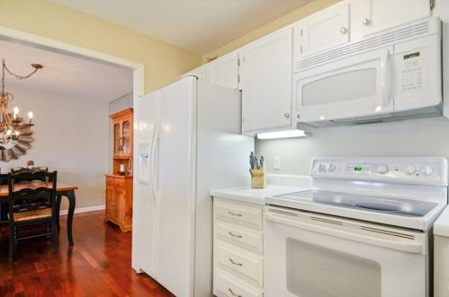 1011 Camden Ct, Atlanta GA  30327-4276 exterior