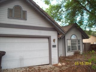 104 Devon Dr, Lemoore, CA 93245-4315