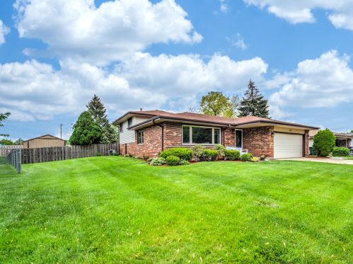 2005 Spring Ridge Dr, Arlington Hts, IL 60004-1221