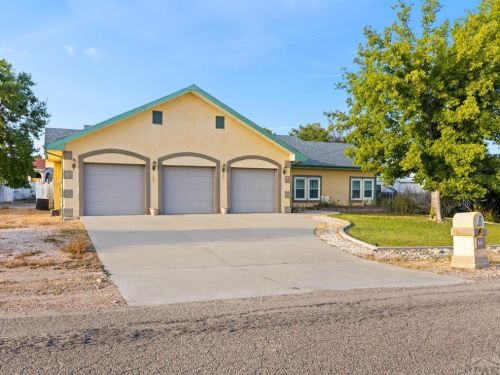 212 Mangrum Dr, Pueblo, CO 81007-6021