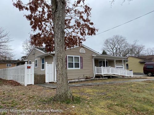 329 Enterprise Dr, Lacey, NJ 08731-1833