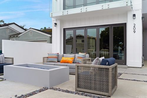 209 Huntington St, Huntington Beach, CA 92648-5226