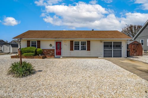 812 Wave Dr, Lacey, NJ 08731-3012