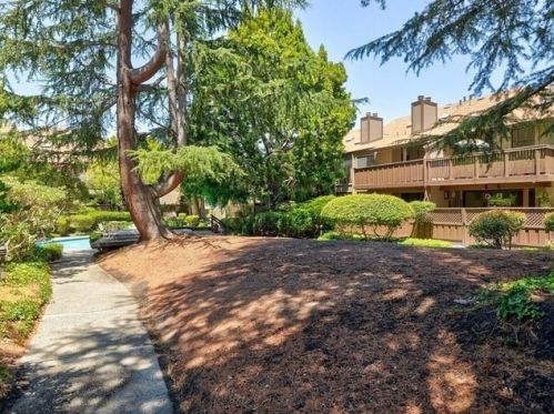 2040 Middlefield Rd, Mountain View CA  94043-5110 exterior
