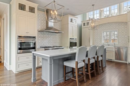 725 Walden Rd, Northfield, IL 60093-2036
