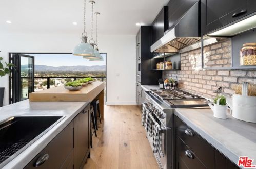 14600 Round Valley Dr, Van Nuys CA  91403-4632 exterior