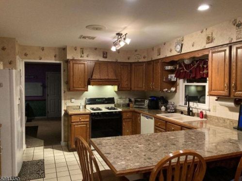 8 Fieldcrest Dr, Hackettstown, NJ 07840-4806