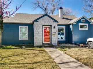 4225 Curzon Ave, Fort Worth TX  76107-5511 exterior