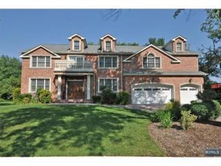 121 Albright Ln, Paramus, NJ 07652-1822