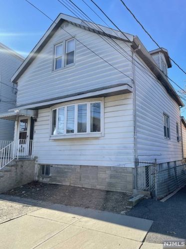 89 Lincoln St, Fairview, NJ 07022-1927