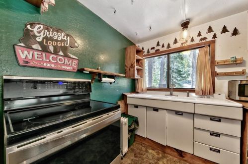 7500 Riv Rd, Truckee CA  exterior