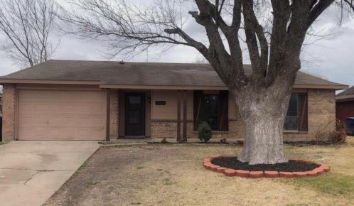 1729 Whiteoak Dr, Garland TX 75040-5379 exterior