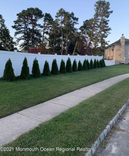 10 Ridgeview Dr, Lakehurst, NJ 08759-5676