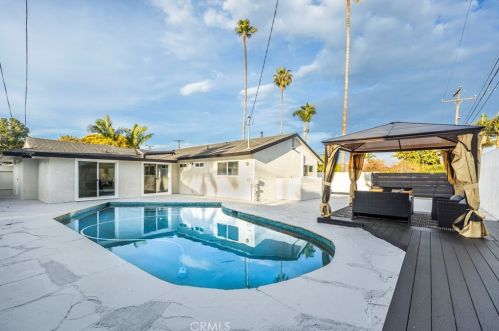 8212 Munster Dr, Huntington Beach CA  92646-5025 exterior