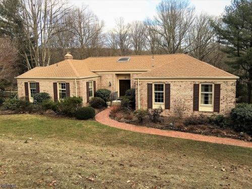 35 Fox Chase Rd, Chester, NJ 07930-2917