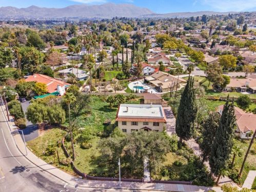 5216 Victoria Ave, Riverside CA  92506-1565 exterior