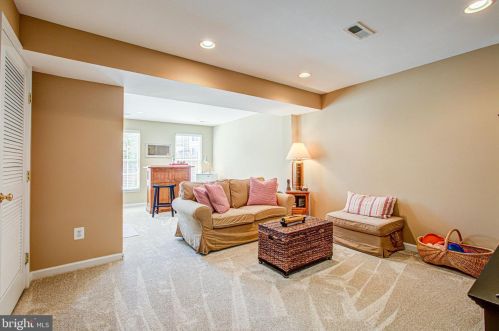 15817 Bobolink Dr, Woodbridge, VA 22191-5559