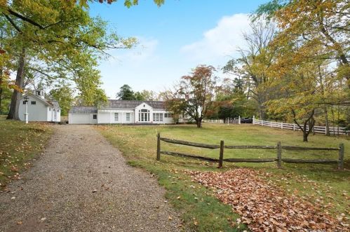 3573 River Rd, Middletown, CT 06457-5728