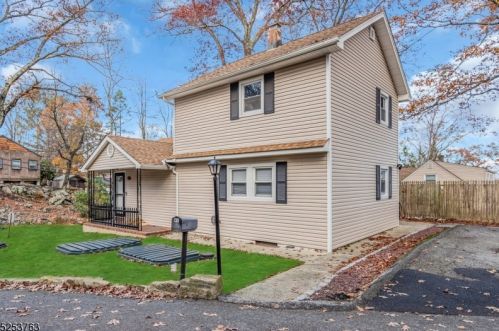47 Wildwood Shores Dr, Hopatcong, NJ 07843-1924