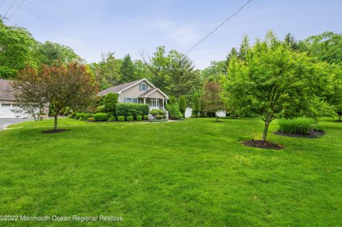 44 Chambers Rd, Upper Freehold Township, NJ 08514-1711