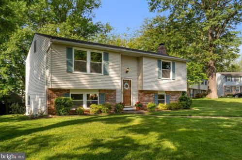 5828 Crowfoot Dr, Springfield, VA 22015-3321