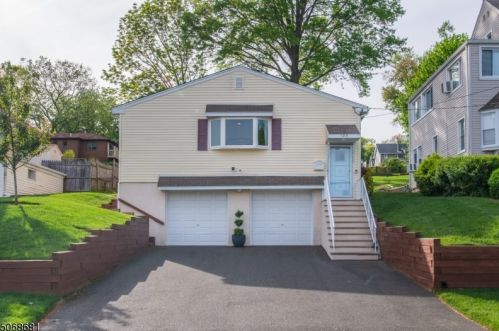 123 Valley Rd, Town Center, NJ 07052-4427
