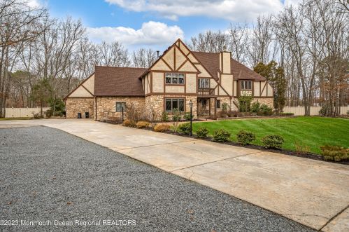2 Paddock Cir, Lacey Township, NJ 08734-1521