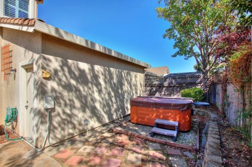 5616 Mingee Way, Elk Grove CA  95757-1647 exterior