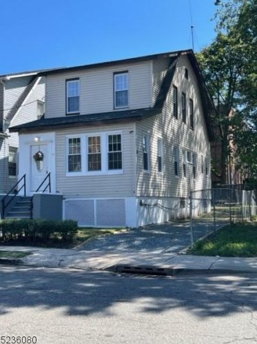 72 Rutgers St, Irvington, NJ 07111-2903