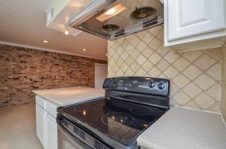 7702 Hiawatha Dr, Houston TX  77036-4942 exterior