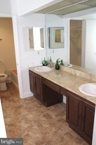 5076 Queens Wood Dr, Springfield VA  22015-1530 exterior