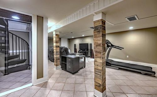 135 Rockledge Rd, Wallingford CT  06492-1813 exterior