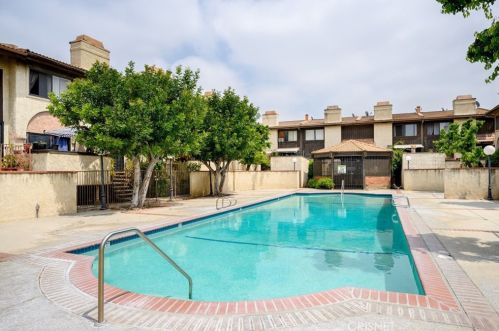 8750 Kester Ave, Van Nuys CA  91402-2142 exterior