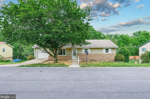 4916 Creek Dr, Harrisburg, PA 17112-2910