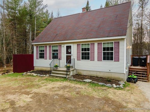 10 Hemlock St, Lisbon, ME 04250-6478