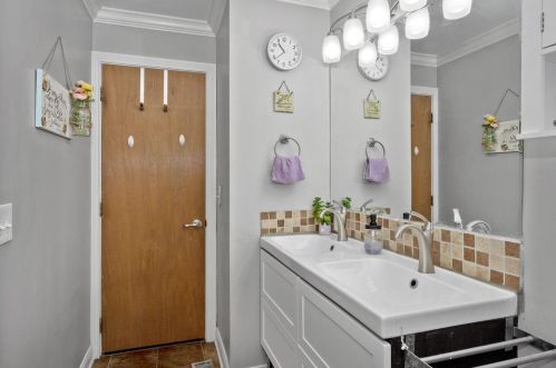 2329 Fairgreen Dr, Cincinnati OH  45238-3230 exterior