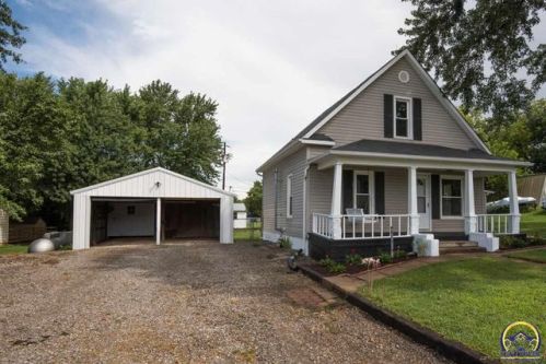 208 1st St, Hoyt, KS 66440-9284