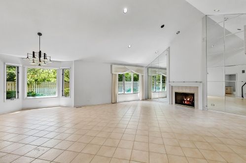 319 Rivershire Ct, Half Day, IL 60069-3815