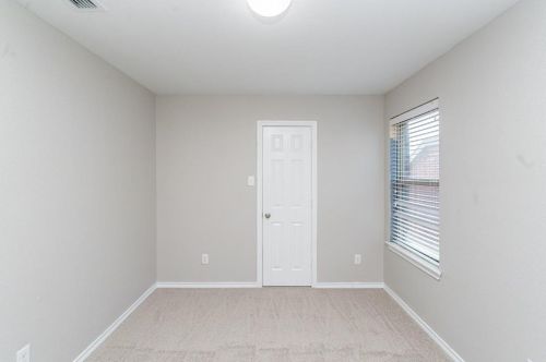 5613 Thunder Bay Dr, Fort Worth TX  76119-8505 exterior