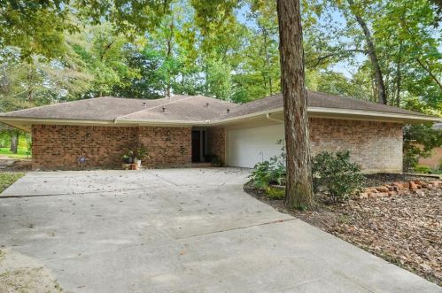 348 Rolling Hills Dr, Conroe TX  77304-1281 exterior