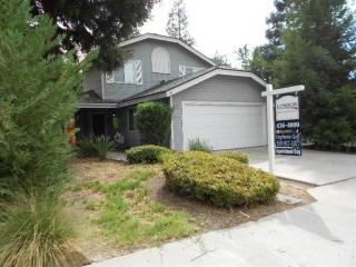9932 Canyon Creek Ln, Fresno, CA 93730-1242