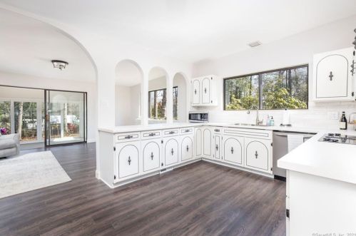28 Bonita Dr, Huntington CT  06484-5106 exterior